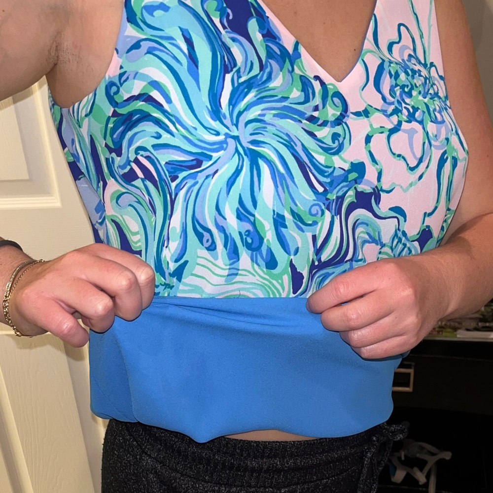 Lily Pulitzer two sided reversible long tank. Wear outside the pants. No wrinkle